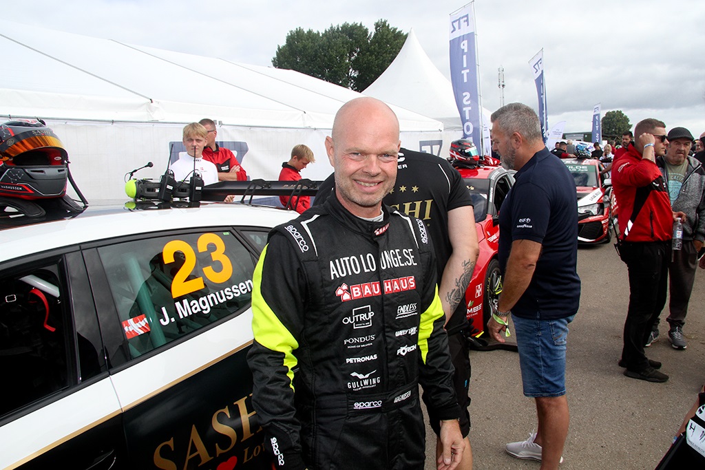 I paddock kan man møde og hilse på kørerne, her er det Jan Magnussen der er ved at gøre klar til næste tur på banen.
(Foto: Motorsporten.dk)